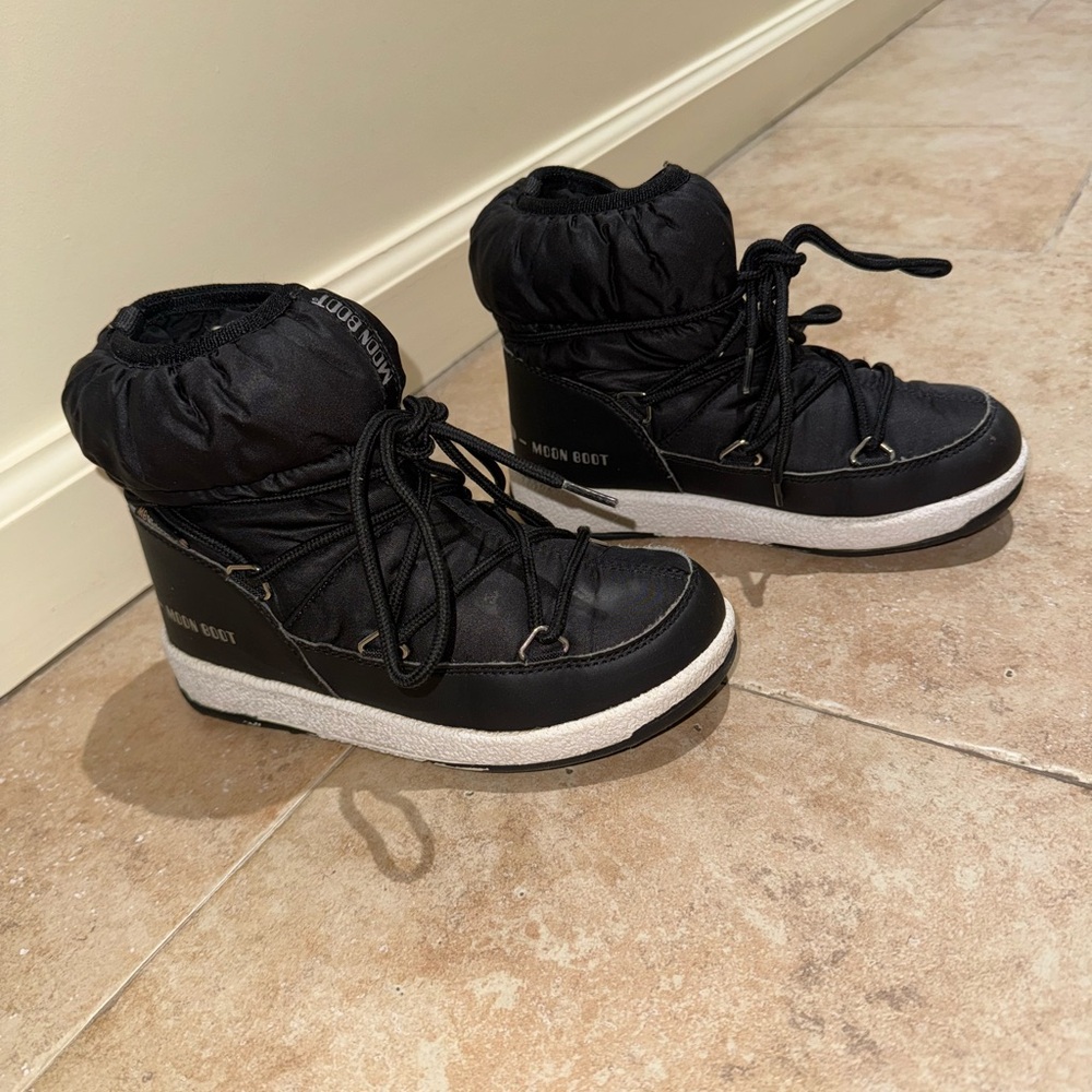 Moon Boot Kids Black and White Snow Boots size 1